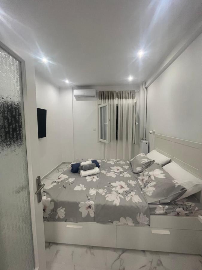White Apartment Athena Bagian luar foto