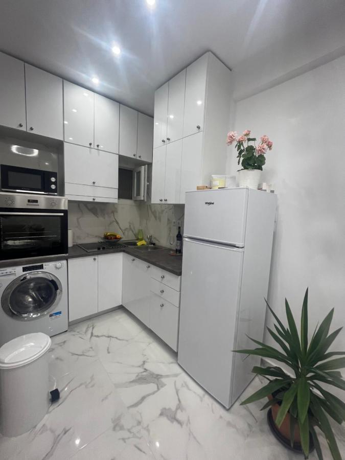 White Apartment Athena Bagian luar foto