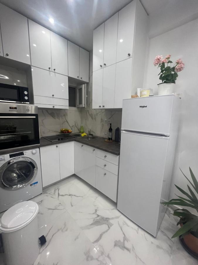 White Apartment Athena Bagian luar foto