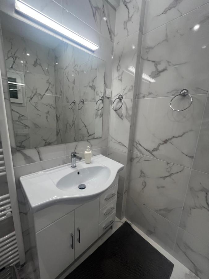 White Apartment Athena Bagian luar foto