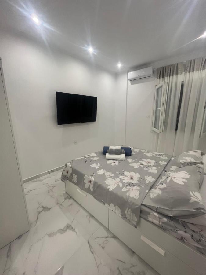 White Apartment Athena Bagian luar foto