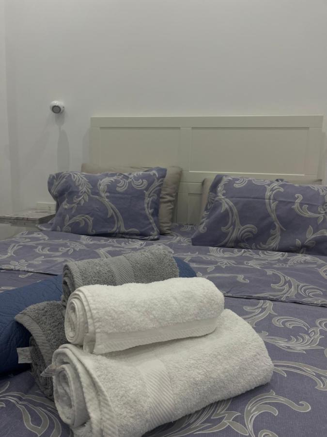 White Apartment Athena Bagian luar foto