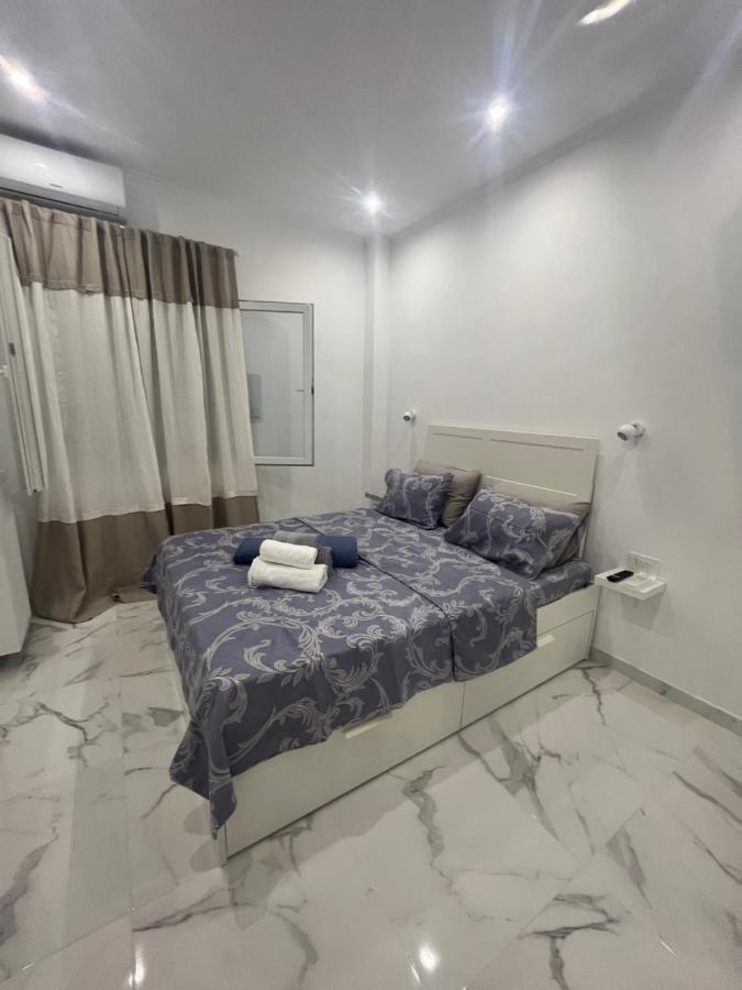 White Apartment Athena Bagian luar foto