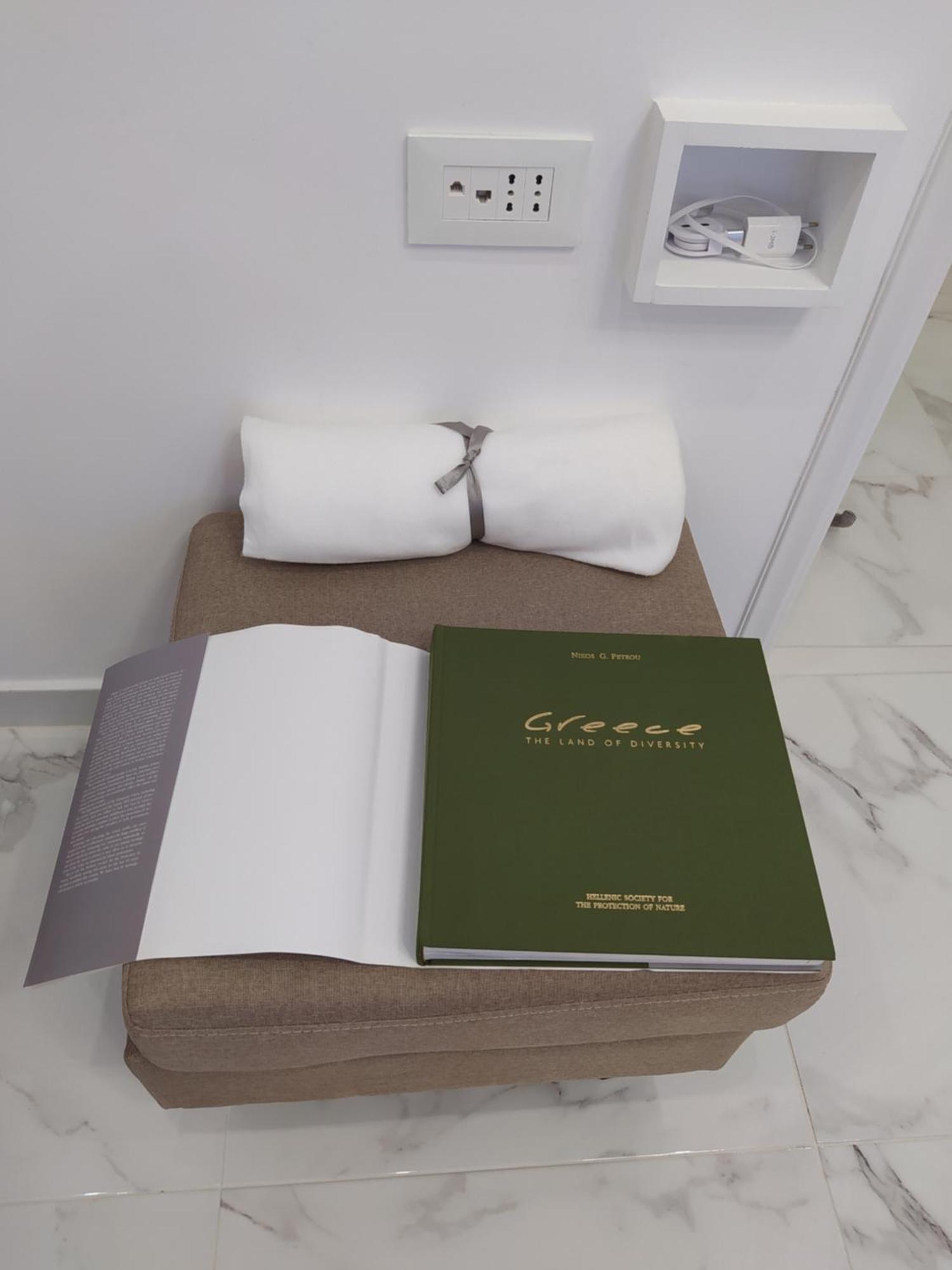 White Apartment Athena Bagian luar foto