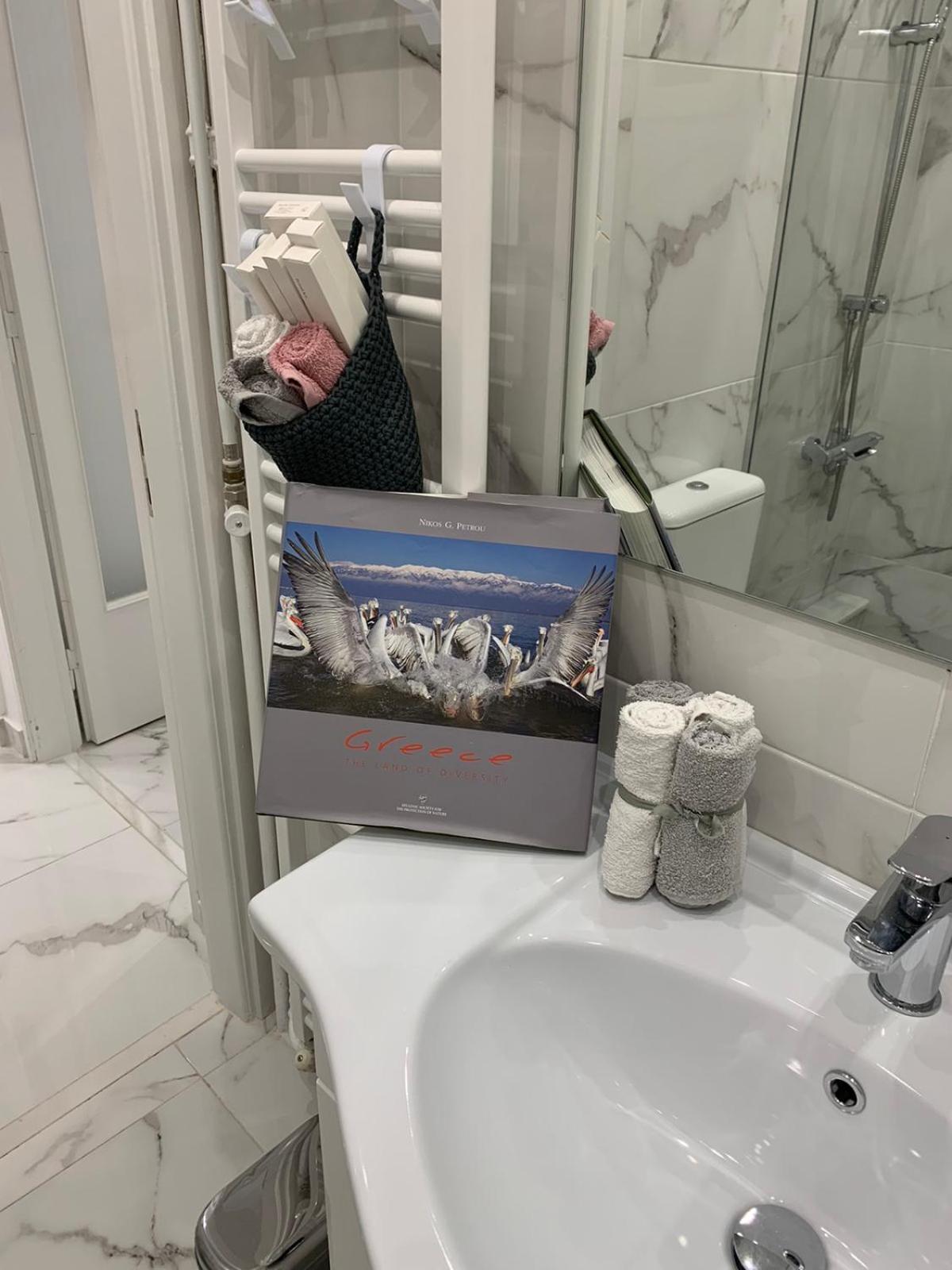 White Apartment Athena Bagian luar foto